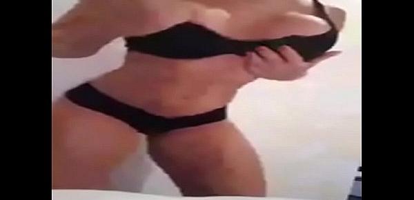  hot girl with booty streaming and dancing on periscope